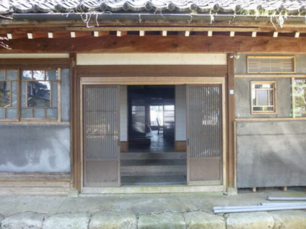 砺波市頼成、中古一戸建ての玄関画像です