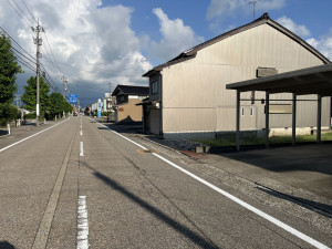 南砺市柴田屋、土地の前面道路を含む現地写真画像です
