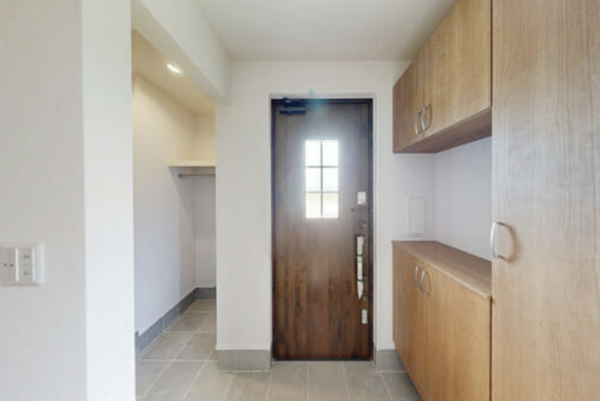 砺波市矢木、新築一戸建ての玄関画像です