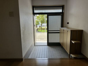 砺波市柳瀬、中古一戸建ての玄関画像です