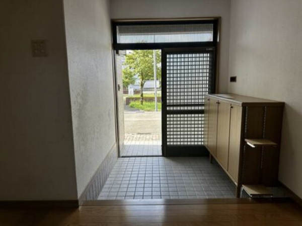 砺波市柳瀬、中古一戸建ての玄関画像です