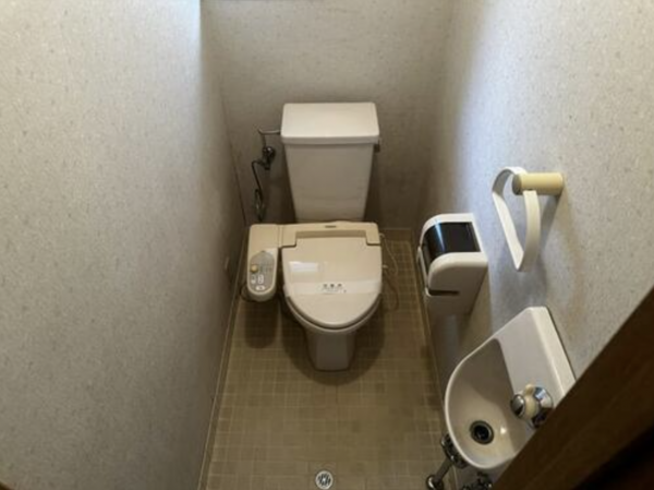砺波市柳瀬、中古一戸建てのトイレ画像です