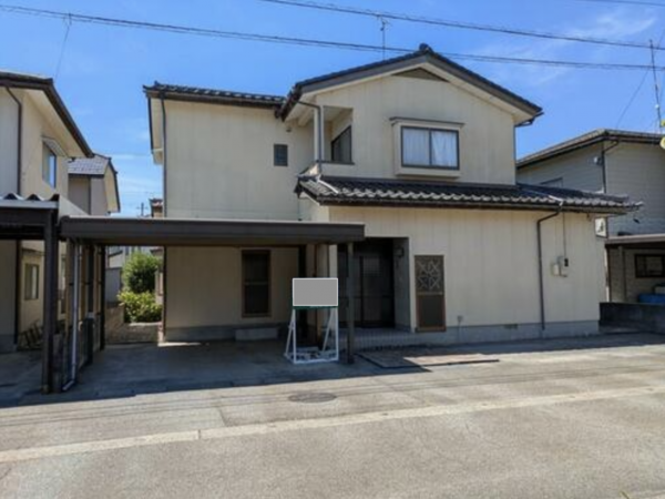 砺波市柳瀬、中古一戸建ての外観画像です
