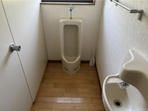 砺波市太郎丸、中古一戸建てのトイレ画像です