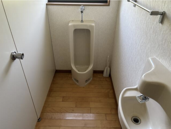 砺波市太郎丸、中古一戸建てのトイレ画像です