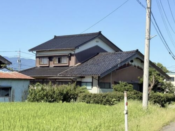 南砺市二日町、中古一戸建ての外観画像です