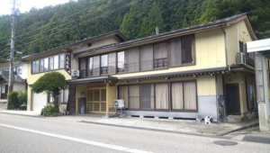 南砺市下梨、中古一戸建ての外観画像です
