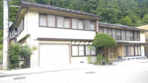 南砺市下梨、中古一戸建ての外観画像です
