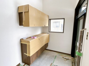 砺波市秋元、中古一戸建ての玄関画像です