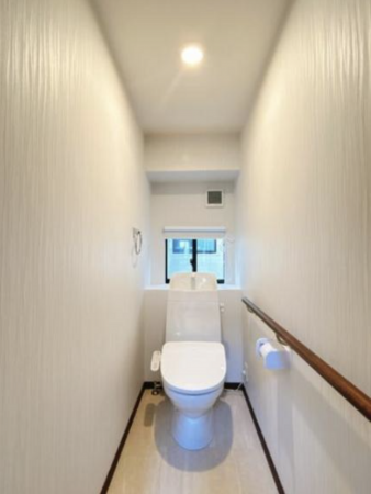 砺波市秋元、中古一戸建てのトイレ画像です