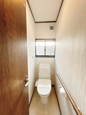 砺波市秋元、中古一戸建てのトイレ画像です