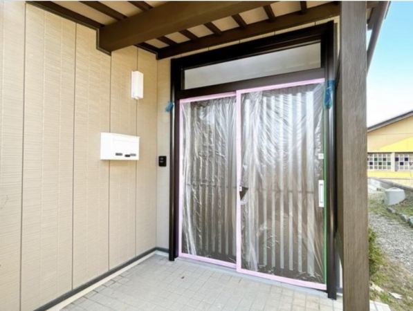 砺波市秋元、中古一戸建ての玄関画像です