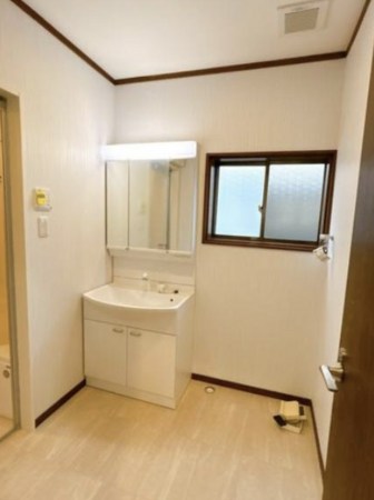 砺波市秋元、中古一戸建ての洗面画像です