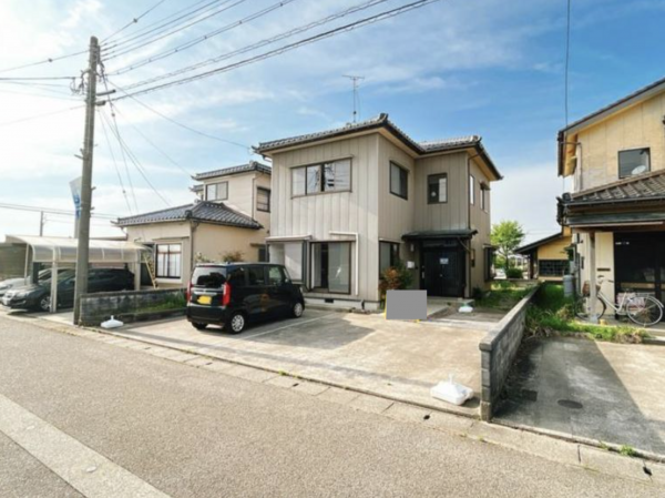 砺波市秋元、中古一戸建ての外観画像です