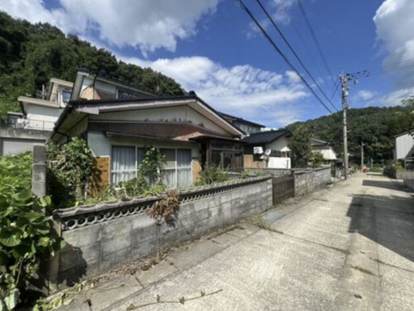 小矢部市後谷、中古一戸建ての外観画像です