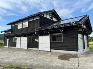 小矢部市岡、中古一戸建ての外観画像です