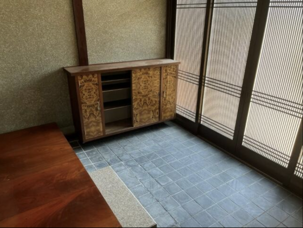 小矢部市岡、中古一戸建ての玄関画像です