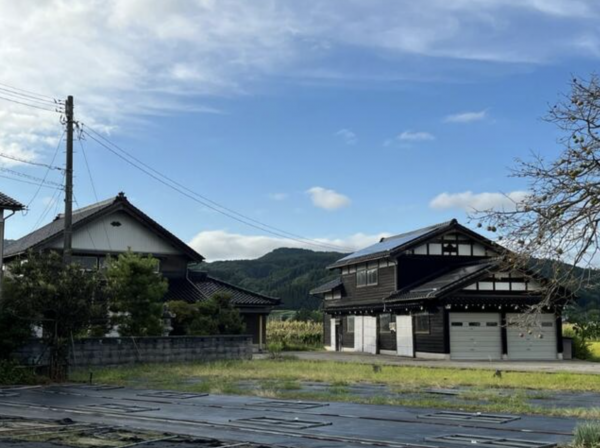 小矢部市岡、中古一戸建ての外観画像です