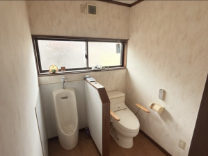 砺波市福岡、中古一戸建てのトイレ画像です