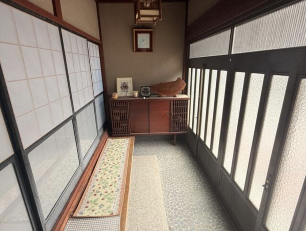 砺波市福岡、中古一戸建ての玄関画像です