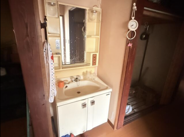 砺波市福岡、中古一戸建ての洗面画像です