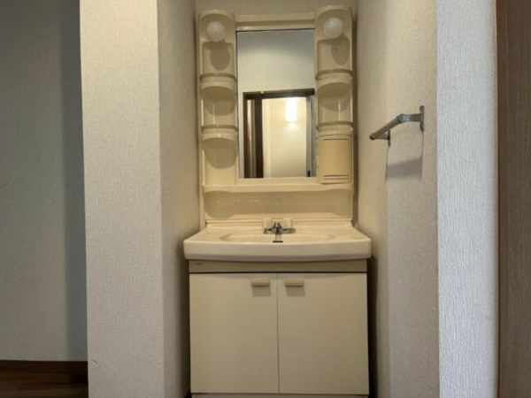 小矢部市西福町、中古一戸建ての洗面画像です