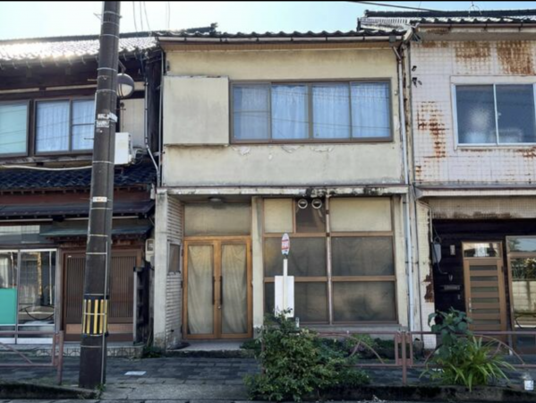 小矢部市西福町、中古一戸建ての外観画像です