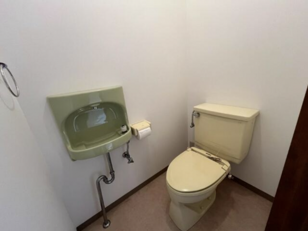 小矢部市西福町、中古一戸建てのトイレ画像です