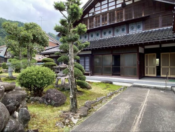 砺波市庄川町、中古一戸建ての外観画像です