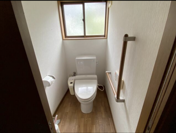 砺波市庄川町、中古一戸建てのトイレ画像です