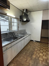 砺波市表町、中古一戸建てのキッチン画像です