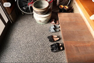 小矢部市今石動町、中古一戸建ての玄関画像です