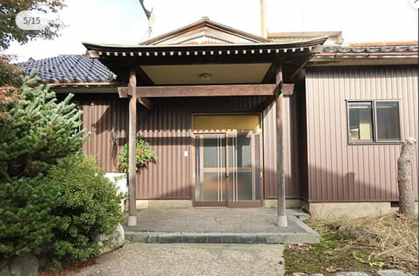 小矢部市今石動町、中古一戸建ての玄関画像です