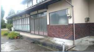 砺波市東保、中古一戸建ての玄関画像です