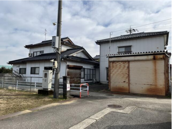 小矢部市岡、中古一戸建ての外観画像です