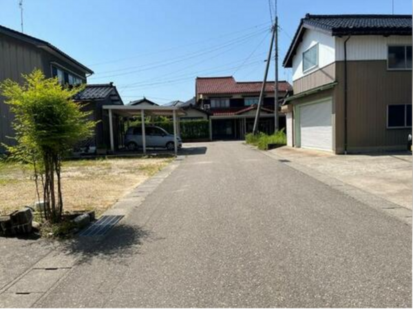 小矢部市綾子、土地の前面道路を含む現地写真画像です