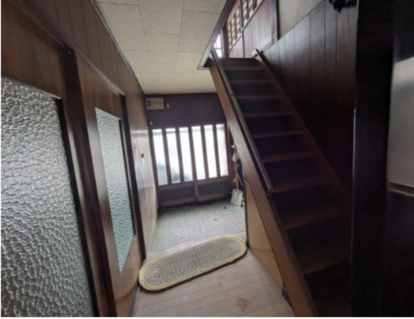 南砺市井波、中古一戸建ての玄関画像です