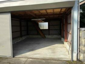 小矢部市鷲島、中古一戸建ての駐車場画像です