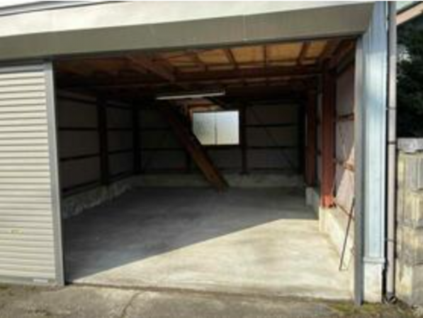 小矢部市鷲島、中古一戸建ての駐車場画像です