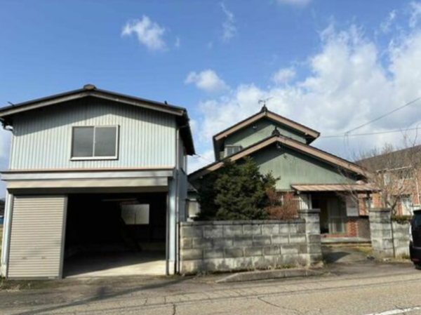 小矢部市鷲島、中古一戸建ての外観画像です