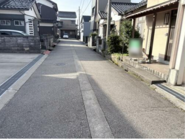 砺波市千代、土地の前面道路を含む現地写真画像です