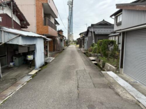 小矢部市鷲島、土地の前面道路を含む現地写真画像です
