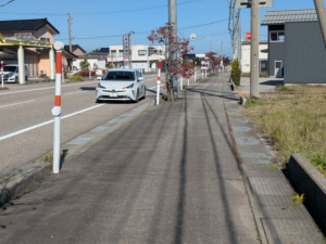 南砺市岩屋、土地の前面道路を含む現地写真画像です