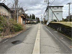 南砺市城端、土地の前面道路を含む現地写真画像です