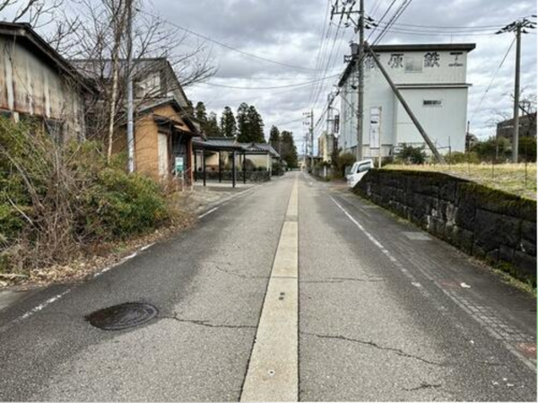南砺市城端、土地の前面道路を含む現地写真画像です