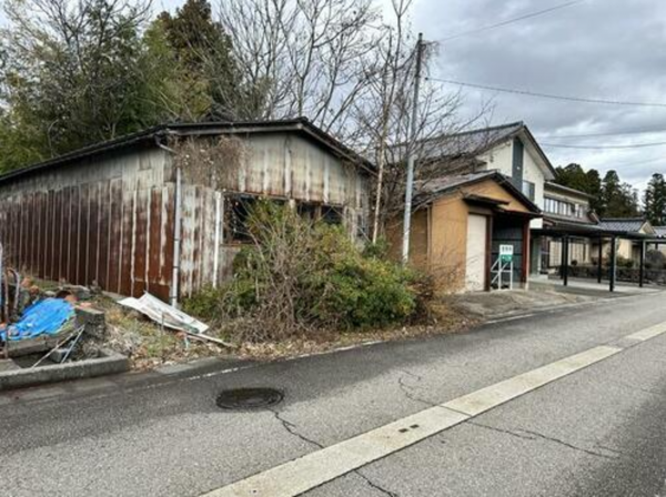 南砺市城端、土地の前面道路を含む現地写真画像です