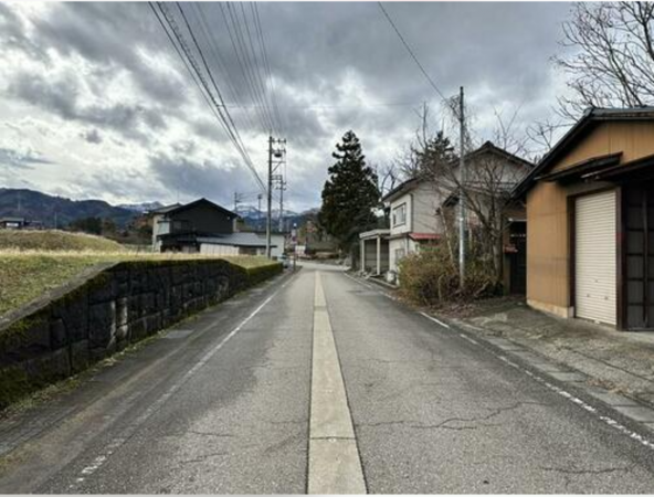 南砺市城端、土地の前面道路を含む現地写真画像です