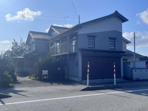 南砺市本江、中古一戸建ての外観画像です