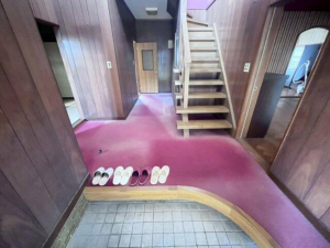 南砺市本江、中古一戸建ての玄関画像です