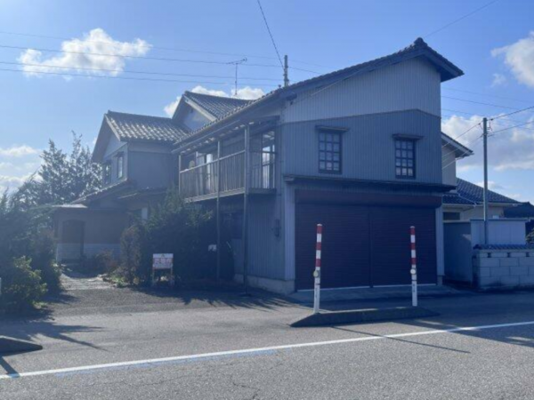 南砺市本江、中古一戸建ての外観画像です